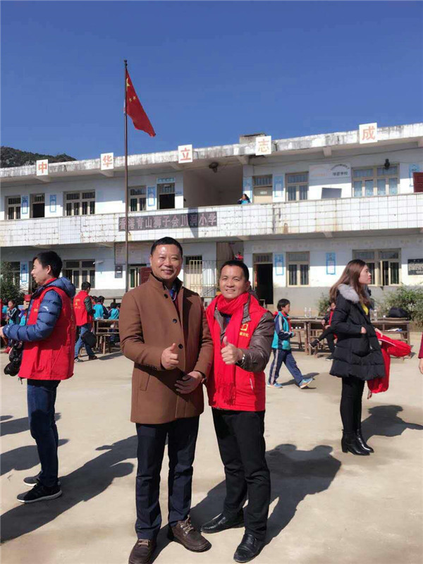 富創(chuàng)工業(yè)自動化總經(jīng)理梁宗富與啟智德文化董事長陳永峰合影